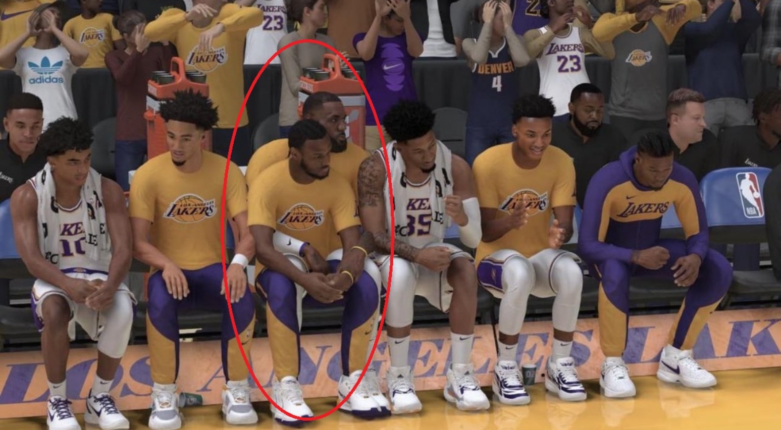 這是穿模了吧？NBA2K25場邊的布朗尼直接坐在詹姆斯身上了...